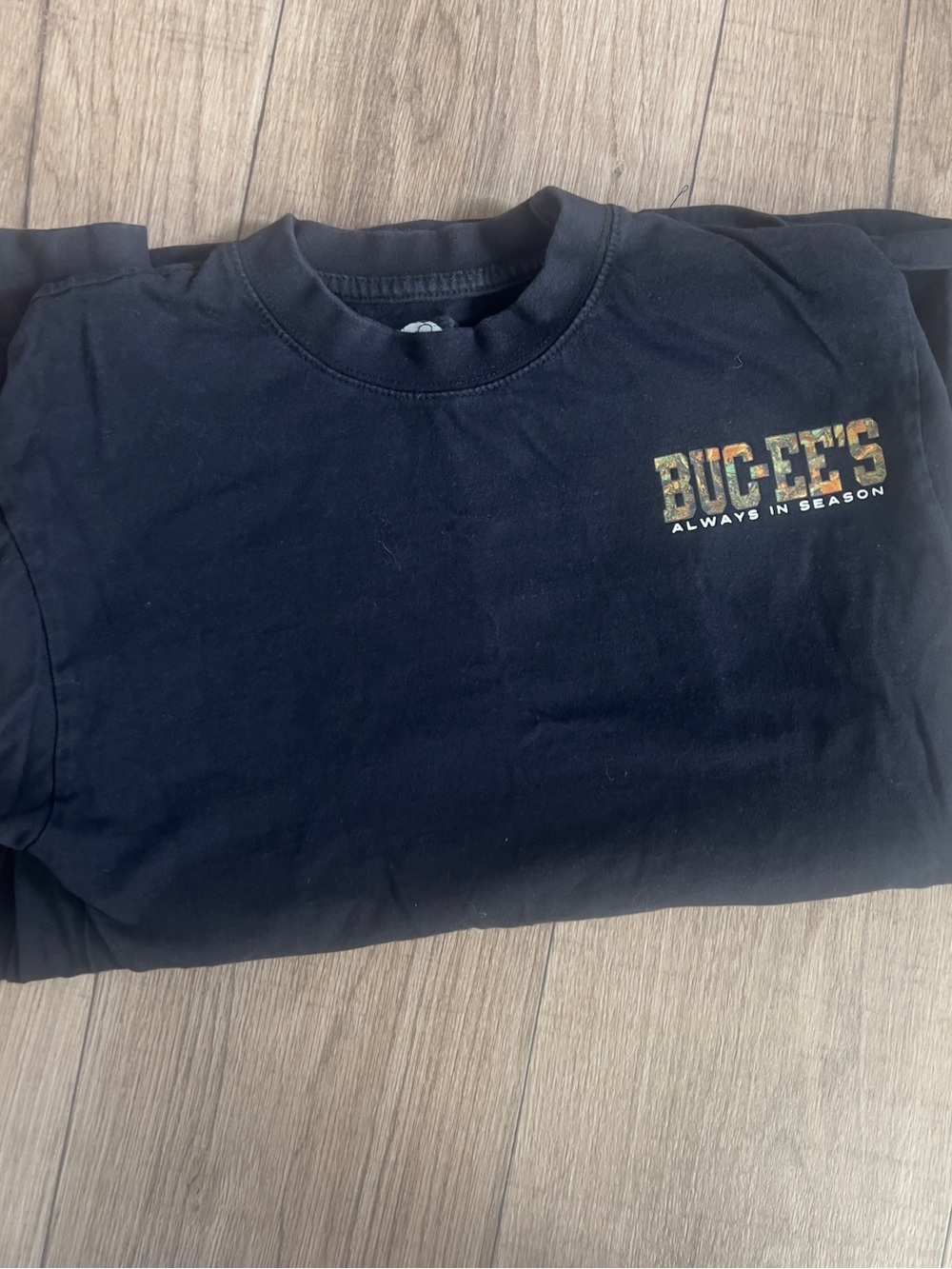 Buc-ee's Women's Black Long Sleeve Graphic Tee